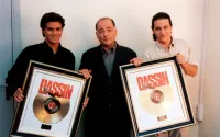 Claude Lemesle, Joe Dassin'in oğulları Julien ve Jonathan ile 