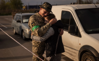 Ukrayna ordusu mensubu Hryhorii, Rus işgali altındaki Novomykhailivka köyünden kaçtıktan sonra yaklaşık bir yıldır görmediği eşi Oksana'ya sarılıyor.
