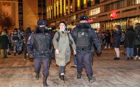 Rusya'da eylem sırasında tutuklanan bir genç kadın
