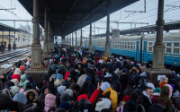 Ukrayna'da tren garı, kaçmaya çalışan insanlar