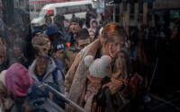 otobüsle göç eden Ukraynalılar