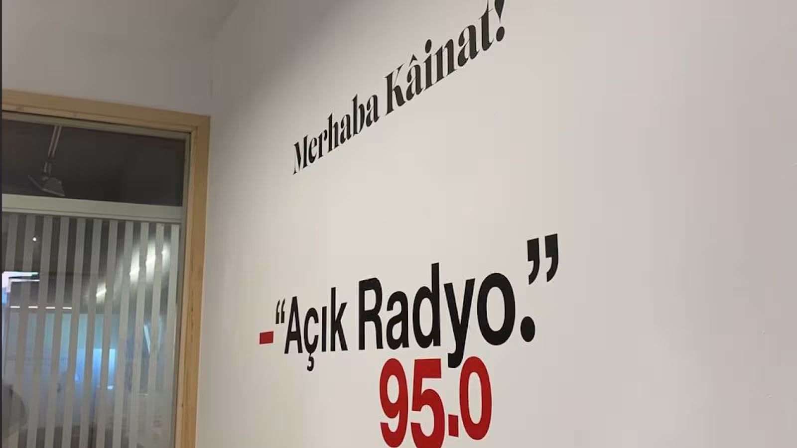 A&ccedil;ık Radyo sloganı