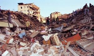1999 Depremi ardından, İstanbul'da yıkılan bir alan.