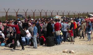 Sınırı geçmeyi bekleyen göçmenler