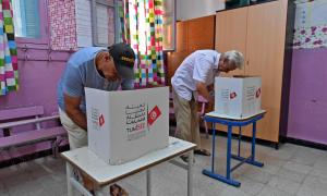 Oy veren Tunus vatandaşları