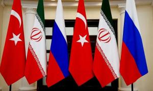 Zirveden Türkiye, Rusya ve İran bayrakları yan yana