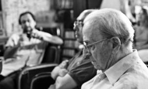 İlhan Usmanbaş. 2010'da Ayvalık'ta bir workshop çalışmasını izlerken. Emre Senan (solda) ve Aykut Köksal ile...
