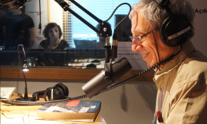 Ömer Mara Açık Radyo stüdyolarında yayın sırasında