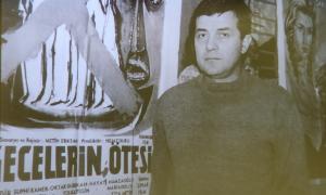 Gecelerin Ötesi filminin posteri önünde Metin Erksan
