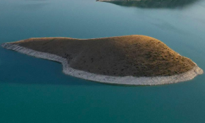 Atatürk Baraj Gölü'nde suni bir ada.
