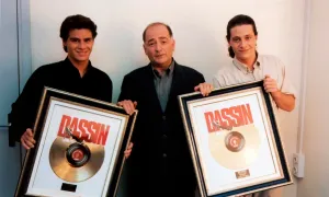 Claude Lemesle, Joe Dassin'in oğulları Julien ve Jonathan ile 