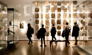Londra'daki British Museum'daki Benin Bronzları. Eserler, 19. yüzyılda İngiliz birlikleri tarafından yağmalandı ve şimdi dünya çapında dağılmış durumda.