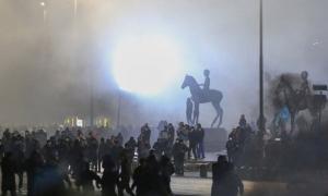 Kazakistan’da yeni yılın ilk haftasında çıkan isyanda kitleler LPG fiyatlarındaki artışı protesto etti.