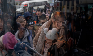 otobüsle göç eden Ukraynalılar