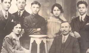 Herkül Millas’ın dedeleri, amcaları, teyze ve babası (en solda), 1920’lerin başı..