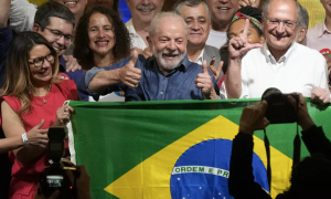 Lula da Silva, seçim sonuçlarının açıklanmasının ardından kutlama yaparken.