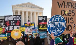 ABD'nin Yüksek Mahkeme binası önünde kürtaj kararının ardından gerçekleştirilen protesto eylemi