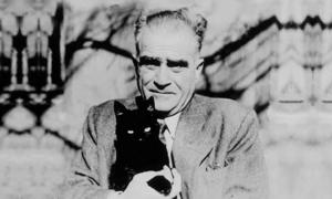Ahmet Hamdi Tanpınar kucağında siyah bir kediyle.