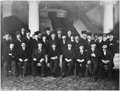 Konferanstaki Türk heyeti, 1923 (İsmet İnönü ön sırada, soldan dördüncü)
