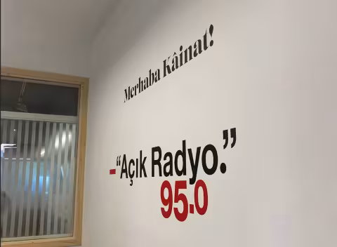 A&ccedil;ık Radyo sloganı