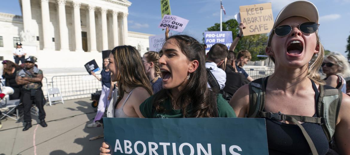 ABD'de Yüksek Mahkeme önünde protesto yapan kadınlar