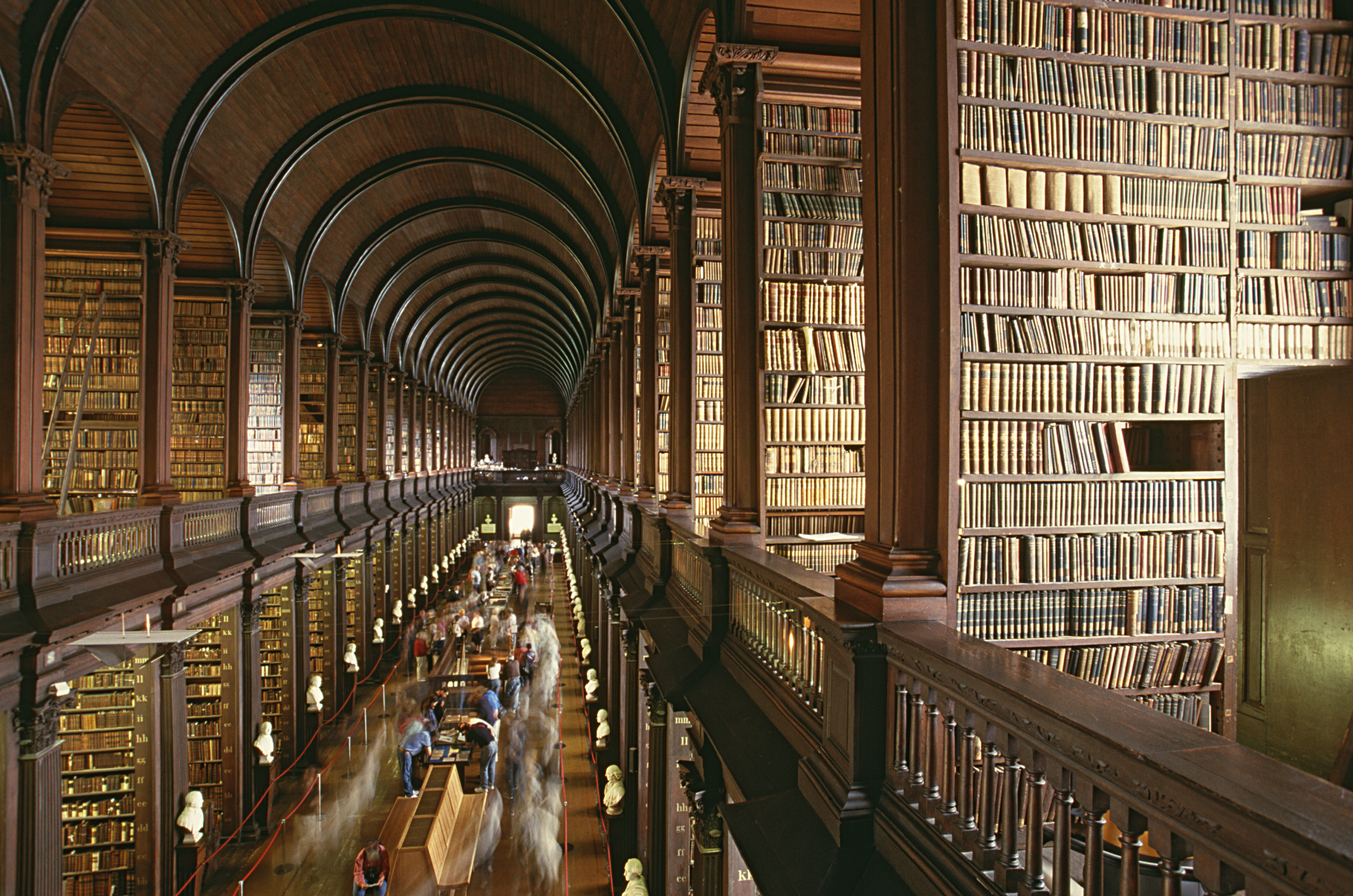 Best world books. Библиотека Тринити-колледжа, Дублин, Ирландия. Библиотека Тринити-колледжа в Дублине. Оксфорд университет библиотека. Библиотека Тринити-колледжа в Кембридже.